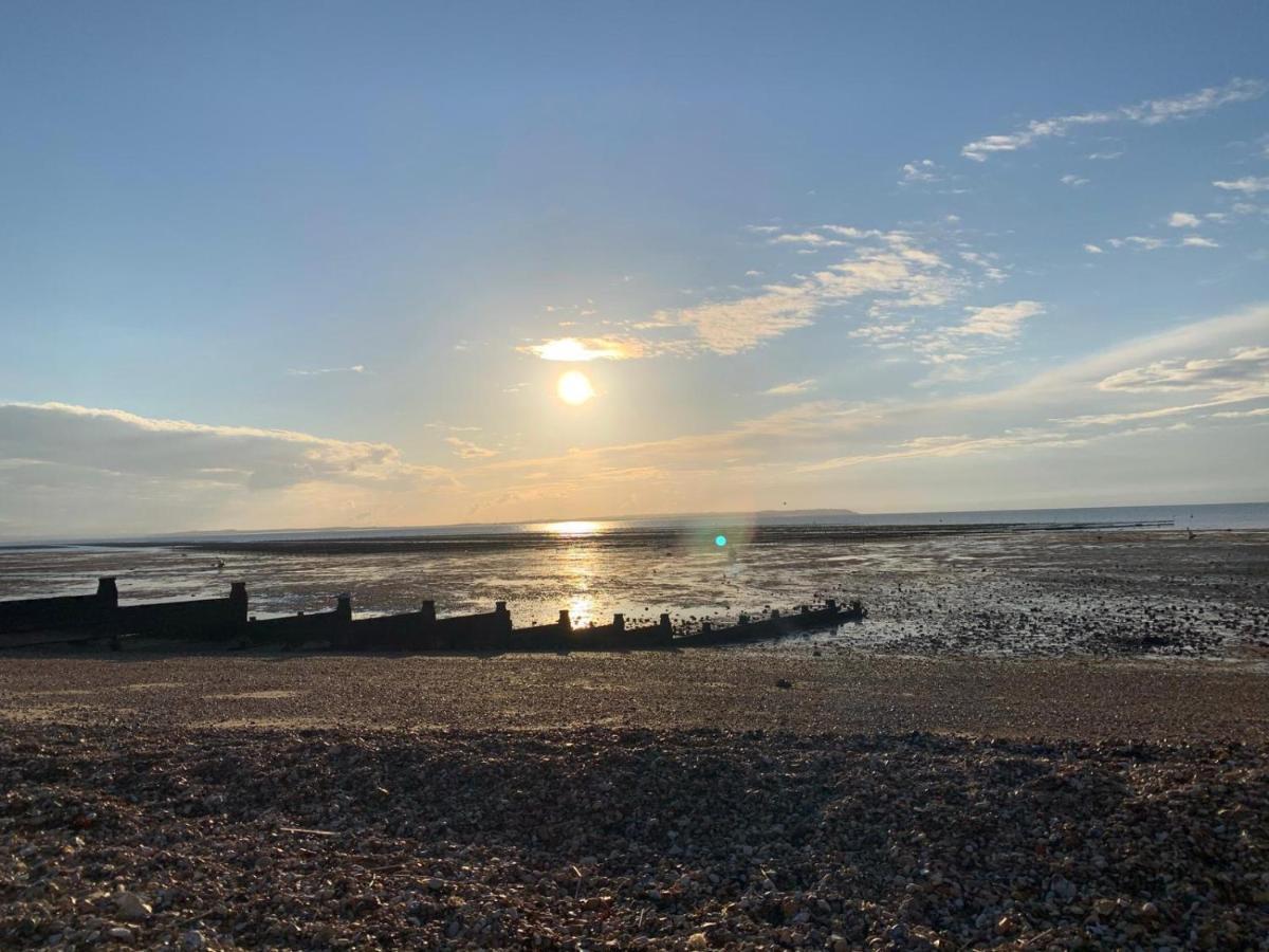 Fabulous Apartment Seconds From Beach By Whitstable-Holidays, Pudding Pan Extérieur photo